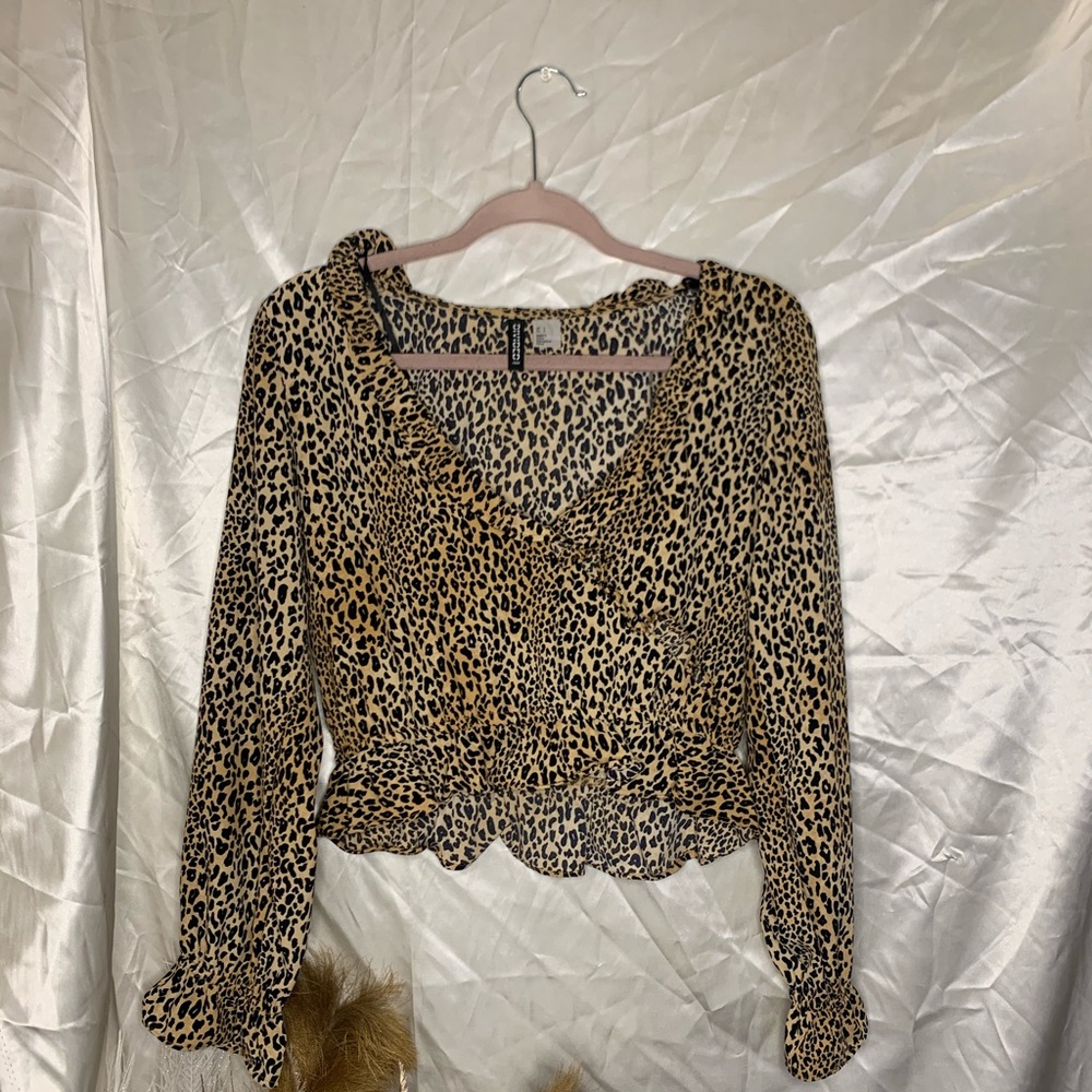 Leopard print cropped ruffle blouse